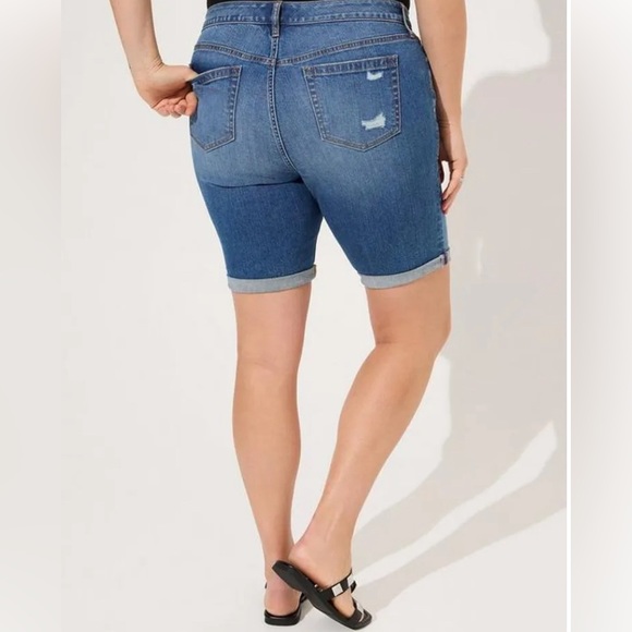 Torrid Distressed Bermuda Boyfriend Vintage Stretch Mid-Rise Short | Size 24 - Picture 2 of 5